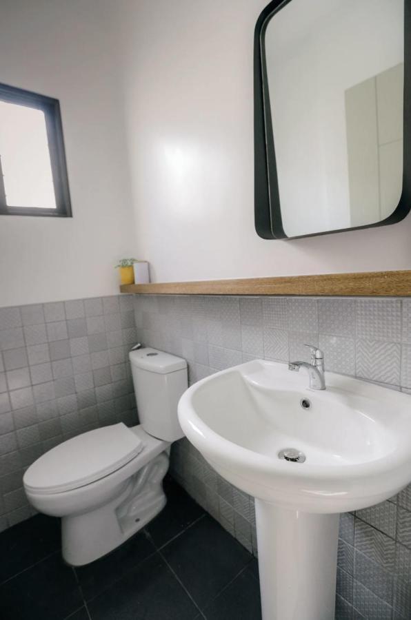 Two Bedroom Residential Home With Own Parking 安吉利斯 外观 照片